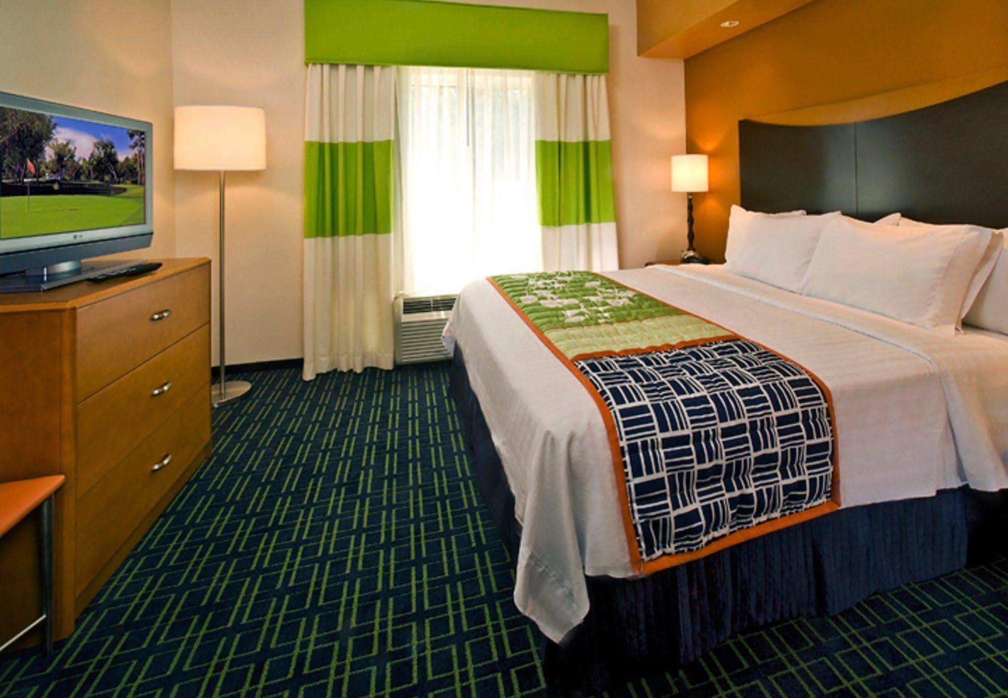 Hotel Fairfield & West/chaffee Point