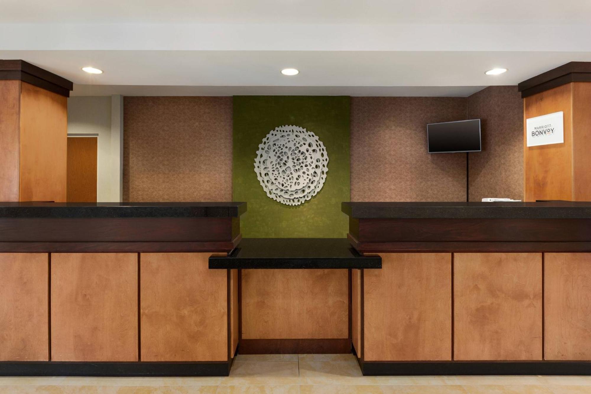 Hotel Fairfield & West/chaffee Point 3*