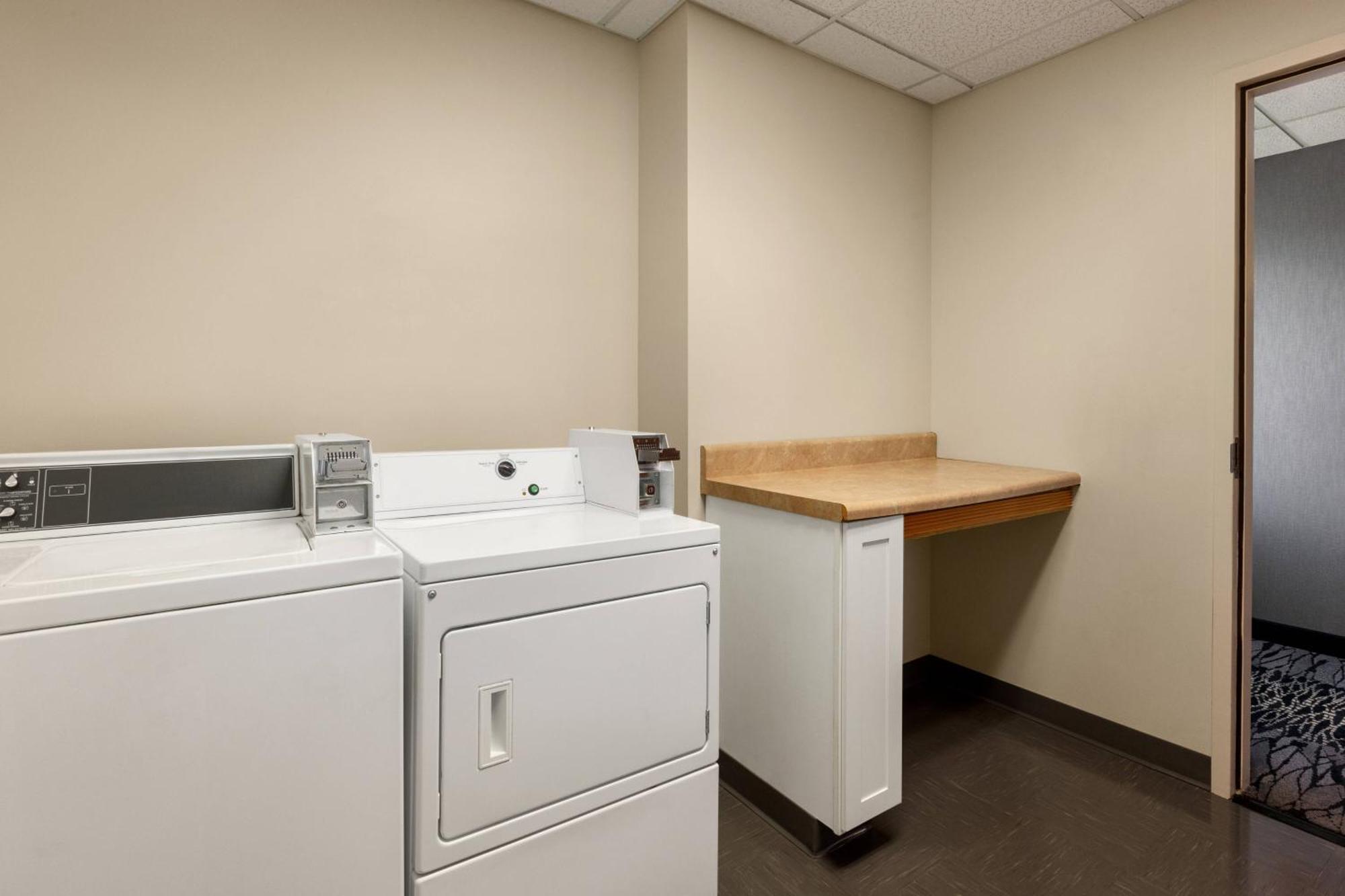 Hotel Fairfield & West/chaffee Point 3*